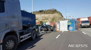 부산항 신항 인근 도로서 트레일러 실린 컨테이너 추락