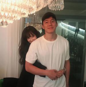 ‘메소드’ 윤승아, 남편 김무열에 러블리 백허그 “너무 너무 행복한 아내♥”