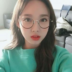 트와이스(TWICE) 나연, 수수한 매력 뽐내는 근황…“꽃보다 나봉”