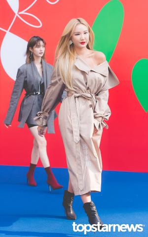 [HD포토] 이엑스아이디(EXID) LE, ‘흘러내릴 것 같은 아찔한 오버핏 코트’ (2019S/S헤라서울패션위크)