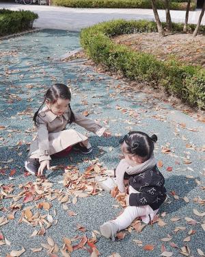 인교진 아내 소이현, 가을 즐기는 두 딸 하은-소은 사진 공개…“우리 두 공주”