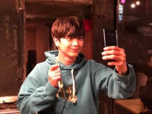 비투비(BTOB) 육성재, 폰 바꾸고 신난 모습 “I got a new phone”…셀카 삼매경