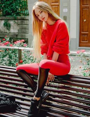 ‘환상의 커플’ 한예슬, 빨간색 레깅스+날씬한 몸매가 돋보이는 최근 모습…‘역시 패피(패션피플)’