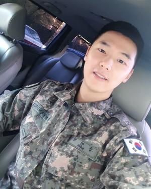 씨엔블루(CNBLUE) 강민혁, 늠름한 얼굴로 휴가 중 근황 알려…‘군인 다 됐네’