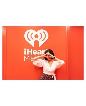 티파니 영, 미국 i-Heart Radio 출연 인증샷 게재 …‘귀여운 하트’