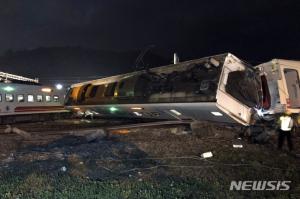 대만서 열차 탈선사고로 22명 사망…37년 만에 ‘최악’ 참사