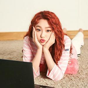 구구단(gugudan) 강미나, ‘계룡선녀전’ 포스터 비하인드 컷 공개…‘귀여움 폭발’