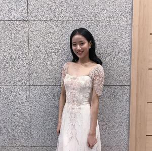 에이프릴(April) 나은, 요정 미모 뿜뿜하는 근황 공개…우아한 드레스 자태 화제