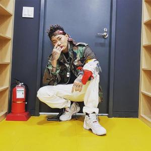 AOMG 박재범, 소화기도 진압 못할 포스…‘이글이글한 눈빛’