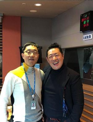 스타일리스트 신우식, ‘굿모닝FM 김제동입니다’ 김제동과 함께 다정한 포즈로…“사고치지 않았어요”