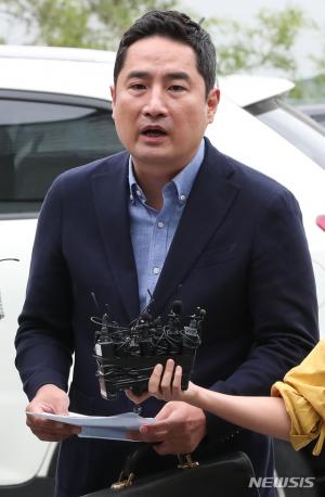‘소송취하서 위조’ 강용석 변호사, 징역 1년 선고…“항소하겠다”
