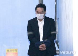 ‘도도맘 김미나 소송취하서 위조’ 강용석, 징역 1년 법정구속…즉각 항소