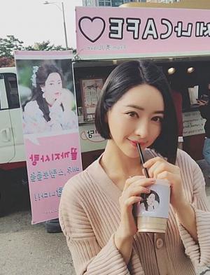 홍수아, 팬들이 보내준 커피차 앞에서 예쁜 미소로 “고마워요”