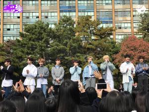 스트레이 키즈(Stray Kids), 신정여자상업고등학교서 ‘스쿨 오브 락’ 게스트로 나서…신곡 최초공개