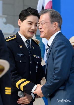 ‘전역 D-11’ 김준수, 제대 앞둔 경찰의 날 기념식 축하공연…문재인 대통령 만났다