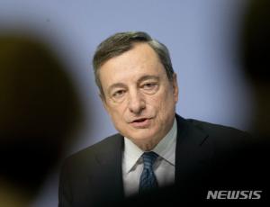 ECB 드라기 총재, 유로존 경제 상승세 꺾이는 기색없어…금리동결 지속