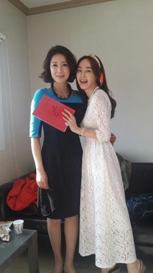 KBS 일일드라마 ‘내일도 맑음’ 심혜진, 김혜은과 함께 다정한 투샷…‘밀회 인연’