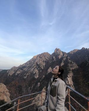 ‘엄마 나 왔어’ ‘하현우♥’ 허영지, 단풍구경 위해 설악산 방문 ‘생각에 잠긴 모습’…“등산가서 화보 찍었네”