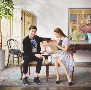 일라이♥지연수, 행복한 가족사진 공개…‘웃는 모습이 똑 닮은 부자’