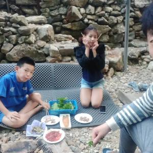 송종국, 과거 지아-지욱과 계곡에서 고기 파티 모습 공개…‘훌쩍 큰 아이들’