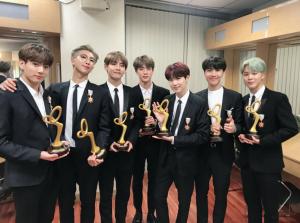 방탄소년단(BTS), 화관문화훈장 인증 단체 샷...“아미 여러분 덕”