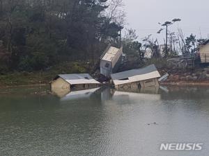 강풍에 텐트 날아가 연못 추락 야영객 2명 부상