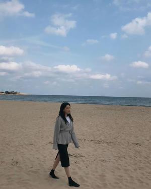 ‘태양의 후예’ 조우리, 바닷가 산책 중 사진 공개…‘얼굴만큼 예쁜 비율’