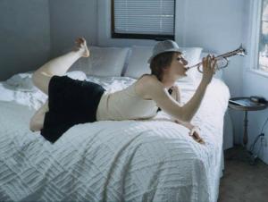 ‘쥬라기 월드’ 브라이스 달라스 하워드, 침대에 누워 트럼펫 불기?…“사실 트럼펫 못 불어”