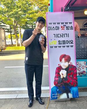 ‘미스마’ 비원에이포(B1A4) 신우, 팬 BANA(바나)가 선물한 커피차 인증샷 “고마워 바나들아”