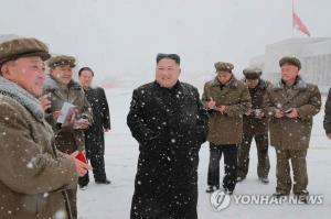 北 김정은 삼지연군 건설현장 시찰에 최룡해 당 부위원장 동행…“2020년까지 무조건 완수하라” 지시