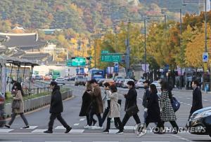 서울·수원 등에서 첫얼음·첫서리 관측…추위 반가운 스키장은 인공눈 ‘펑펑’