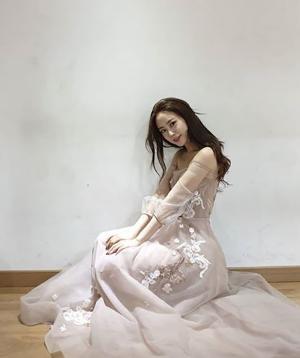 ‘엄마 나 왔어’ ‘하현우♥’ 허영지, 아름다운 드레스 자태…‘우아한 모습’