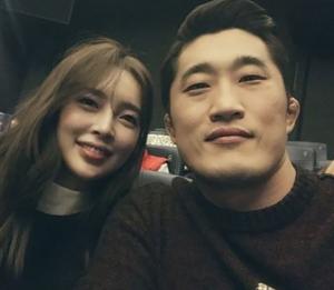 김동현♥송하율, 영화관 데이트 인증샷…‘훈훈한 부부’