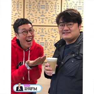 ‘김영철의 파워FM’, 정상근 기자 출연 인증샷 공개…“핫하신 기자님”