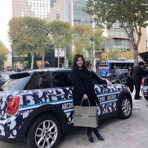한혜연, 슈퍼 스타일리스트의 센스있는 패션…‘올 블랙에 가방으로 포인트’