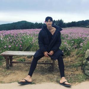 ‘톱스타 유백이’ 김지석, 코스모스 밭에 서핑복 조합…‘전세계 유일무이해’