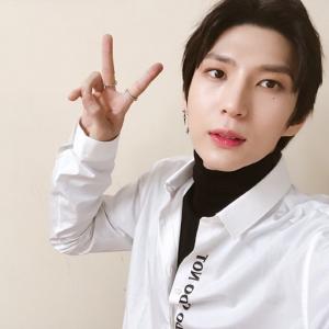 뮤지컬 ‘엘리자벳’ 빅스(VIXX) 레오, 택토드의 셀카 게재… “정택운 화이띵”