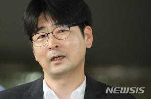 ‘문재인 대통령 육성 로고송’ 탁현민, 2심도 벌금형 70만원