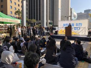 “치마 길어 보기 안좋다?”…학교 성폭력에 ‘스쿨미투’, 250여 명 여중·여고생 거리로 나와 