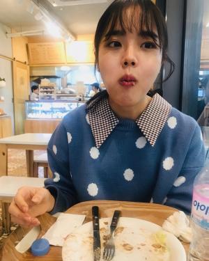 ‘영주’ 김향기, 입과 손에 묻힐 정도로 열정적인 먹방 선보여…‘먹는 것도 귀엽네’