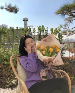 다비치(Davichi) 강민경, 아름다운 일상 공개…‘꽃을 든 민경’