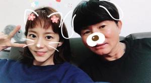 KBS2 토일드라마 ‘하나뿐인 내편’ 유이, 아버지인 전 야구선수이자 야구코치 김성갑과 함께…‘다정한 부녀’