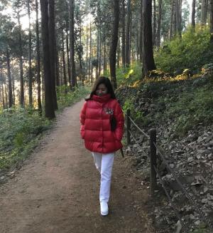‘김한길♥’ 최명길, 숲 속에서 산책하는 모습 화제…“아주 이른 아침”