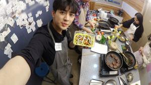 ‘어썸피드’ 아이콘(iKON) 송윤형, 요리 제일 못하는 멤버…‘과연 누구?’