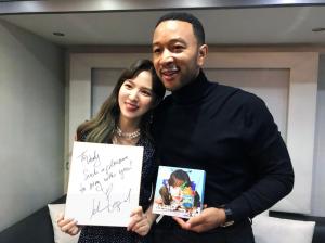 존 레전드(John Legend)-레드벨벳(Red Velvet) 웬디, 서로의 사인 CD들고 환한 웃음…‘다정한 두 사람’