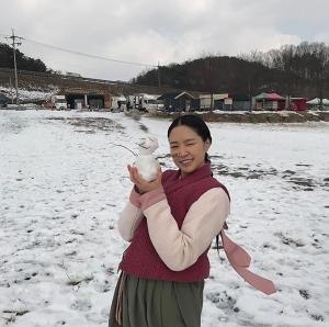 ‘여곡성’ 손나은, 눈사람 만드는 귀여운 옥분이…‘정갈하게 빚은 오대오머리도 잘 어울려’