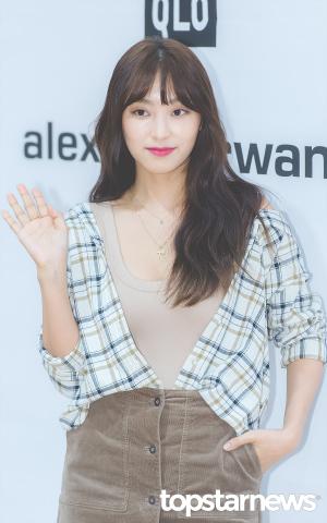 [HD포토] 윤보라, ‘머리카락으로 살짝 가린 볼륨몸매’