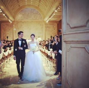 ‘세상을 여는 아침’ 김초롱 아나운서, 결혼 3주년 맞아 남편과의 웨딩 사진 공개…“행복하자 여보”