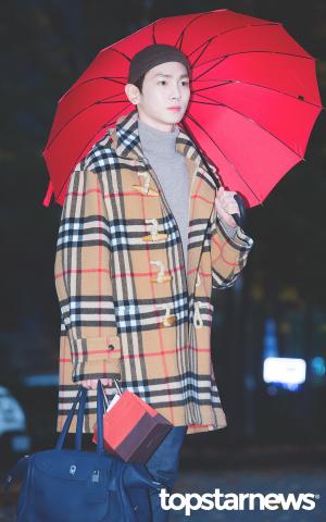 [HD포토] 샤이니(SHINee) 키, ‘우산도 패션으로 만드는 비주얼’ (뮤직뱅크)