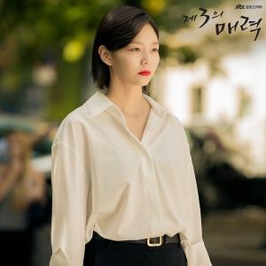 ‘JTBC 금토드라마’ 이솜, 레드립도 완벽 소화하는 시크한 비주얼 공개…‘이런 것도 잘 어울리네’
